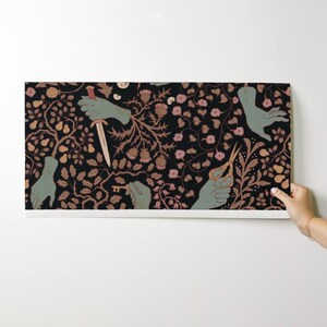Papel de Parede com Estampa de Mãos - Suas Mãos Estão Frias, da Tanaudel - Estilo Romântico Floral Vitoriano Gótico, Removível e Autoadesivo, em Rolo, da Spoonflower imagem 9