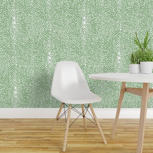 Carta da parati con animali - Raso verde di Danika Herrick - Carta da parati autoadesiva rimovibile con antilope verde e cavallo in pelle grezza di Spoonflower