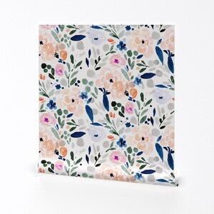 Papier peint à fleurs - gris sierra-floral par Crystal Walen - rouleau de papier peint auto-adhésif amovible imprimé personnalisé aquarelle par Spoonflower