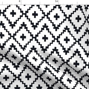 Può includere: Motivo geometrico bianco e nero con un design a segno più ripetuto. Il motivo è su uno sfondo bianco e i segni più sono neri.