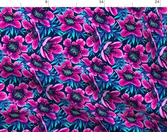 Op de afbeelding: Een naadloos patroon met roze bloemen met blauwe en groene bladeren op een donkerblauwe achtergrond.