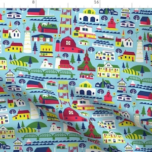 Puede incluir: Un patrón repetitivo de casas coloridas, faros y barcos sobre un fondo azul claro. El patrón incluye los colores rojo, amarillo, verde, azul y blanco. El diseño es perfecto para tela, papel tapiz o papel de regalo.