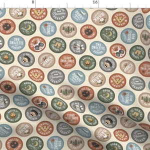 Puede incluir: Un patrón sin costuras que presenta una variedad de parches circulares coloridos con texto e ilustraciones relacionadas con el campamento y el aire libre. Los parches presentan frases como "Something Gross", "Bark", "Sleeping Bag", "Adventure Awaits", "Snuggle Bug" y "S'mores".