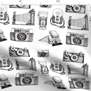 Könnte beinhalten: Ein nahtloses Muster mit Schwarzweißillustrationen von Vintage-Kameras. Das Muster enthält verschiedene Kamerastile, wie z. B. eine Polaroid-Kamera, eine 35-mm-Kamera und eine Balgenkamera.