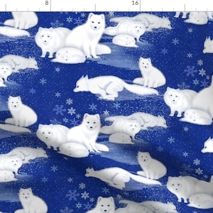 Pode incluir: Um padrão sem costura com raposas árticas brancas sobre um fundo azul com flocos de neve brancos. As raposas estão em várias poses, incluindo deitadas, sentadas e em pé. O padrão é perfeito para tecidos, papel de parede ou papel de embrulho.