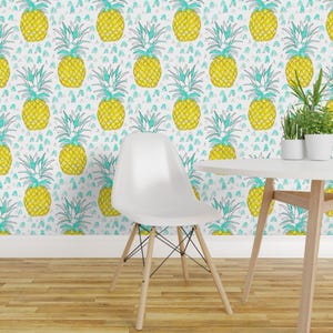 Ananas-Tapete – Aquarell-Ananas von Emilysanford – Tropische Ananas, individuell anpassbare, selbstklebende Tapetenrolle von Spoonflower
