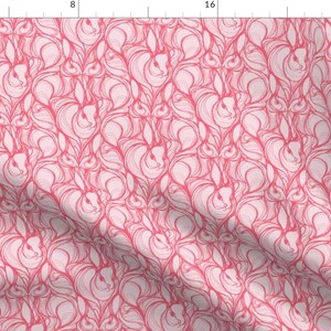 Könnte beinhalten: Ein rosa-weißer Stoff mit einem sich wiederholenden Muster aus stilisierten Hasen. Die Hasen sind in Rosa umrandet und haben ein wirbelndes, abstraktes Design.