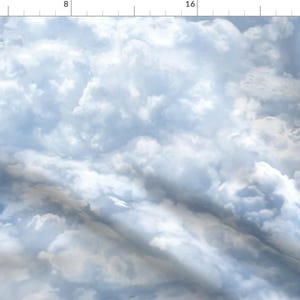 Puede incluir: Un patrón sin costuras que presenta un cielo azul claro con nubes blancas y esponjosas. Las nubes están dispuestas en un patrón aleatorio y crean una sensación de profundidad y movimiento.