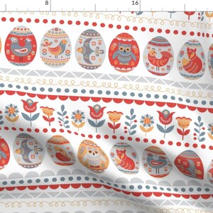 Könnte beinhalten: Ein weißer Hintergrund mit einem sich wiederholenden Muster aus bunten Ostereiern, die mit volkstümlichen Motiven verziert sind. Die Eier zeigen Eulen, Vögel, Füchse und andere Tiere. Das Muster ist von roten, weißen und blauen Streifen begrenzt.