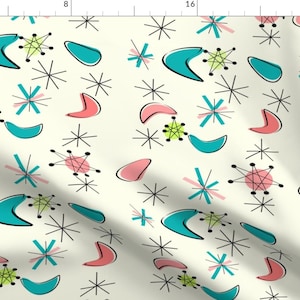 Könnte beinhalten: Ein nahtloses Muster mit einem Retro-Design aus der Mitte des Jahrhunderts mit tealblauen, rosa und grünen Boomerangformen und Sternbursts auf cremefarbenem Hintergrund.