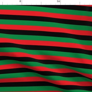 Könnte beinhalten: Ein Stoff mit horizontalen Streifen in Rot, Schwarz und Grün. Der Stoff ist gefaltet und hat einen leichten Welleneffekt.