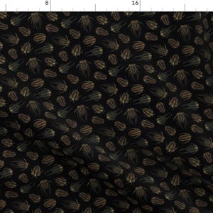 Puede incluir: Una tela negra con un patrón repetido de ilustraciones estilizadas marrones y beige de una criatura marina. La criatura tiene un cuerpo largo y delgado con una concha segmentada y múltiples apéndices.