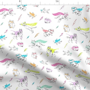 Könnte beinhalten: Ein weißer Hintergrund mit einem sich wiederholenden Muster aus bunten Katzen und Hunden, die Superhelden-Umhänge tragen. Die Tiere sind im Cartoon-Stil gezeichnet und tragen unterschiedlich farbige Umhänge mit Blitzen und Sternen.