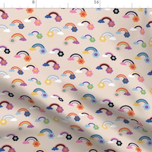 Può includere: Un motivo ripetuto di arcobaleni colorati e fiori su sfondo beige. Gli arcobaleni sono multicolori e i fiori hanno facce sorridenti. Il design è stravagante e allegro.