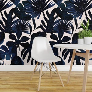 Navy Jungle Wallpaper - Tropische Blätter Midnight Von Crystal Walen- Blau Individuell bedruckte, entfernbare selbstklebende Tapetenrolle von Spoonflower