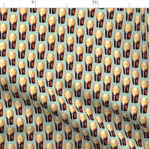 Puede incluir: Un patrón sin costuras que presenta un diseño repetido de un refresco de helado marrón y amarillo con una pajita de rayas rojas y blancas sobre un fondo azul claro.