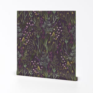 紫色の草の壁紙 - Gaiamarfurt の Wildgrass - Spoonflower の紫色の緑の草原の自然フィールドの取り外し可能な粘着壁紙ロール