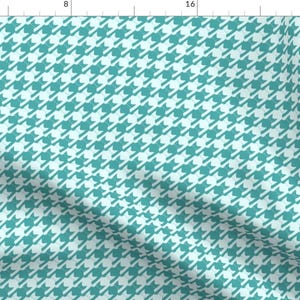 Puede incluir: Una tela de pata de gallo de color turquesa y blanco. La tela tiene un sutil patrón diagonal.