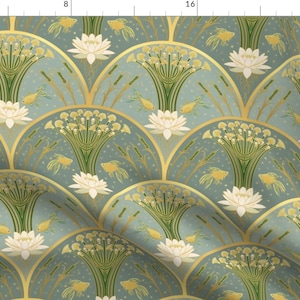 Peut inclure: Motif répétitif d'éléments aquatiques stylisés. Le motif comprend des poissons dorés, des nénuphars blancs et des roseaux verts sur fond bleu clair. Le motif est encadré par des arches dorées.
