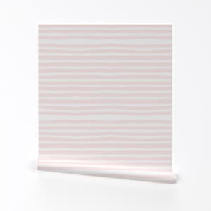 Carta da parati per la cameretta dei bambini - Shibori Pink Stripes di Shopcabin - Rotolo di carta da parati autoadesiva rimovibile stampata personalizzata per bambina Blush di Spoonflower