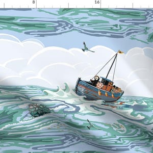 Pode incluir: Um barco de pesca azul e branco com uma vela branca e uma bandeira amarela navega em um mar azul e verde com nuvens brancas no céu. Há várias gaivotas voando no céu.