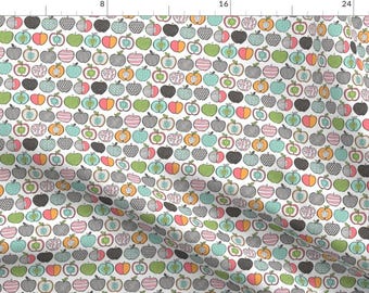 Può includere: Uno sfondo bianco con un motivo ripetitivo di mele colorate. Ogni mela ha un design diverso, alcune hanno strisce, pois o un semplice contorno. Le mele sono in varie tonalità di rosso, arancione, verde, blu e nero.
