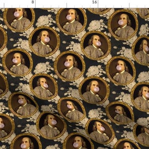 Puede incluir: Un patrón repetido de retratos de un hombre con una gran burbuja de chicle rosa en la boca. Los retratos están enmarcados en oro sobre un fondo oscuro con acentos florales blancos.