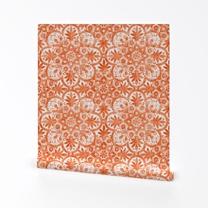 Carta da parati Tile - Bourgogne Halloween di Peacoquettedesigns - Rotolo di carta da parati autoadesiva rimovibile stampata personalizzata arancione di Spoonflower