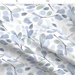 Puede incluir: Un patrón sin costuras con hojas azules y verdes de acuarela sobre un fondo blanco. Las hojas están pintadas en un estilo suelto y orgánico, lo que le da al patrón una sensación suave y aireada.