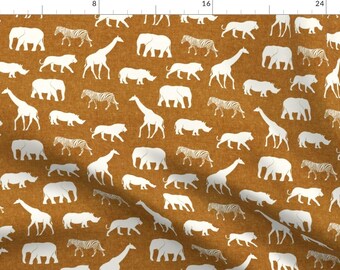 Può includere: Uno schema senza cuciture con silhouette bianche di vari animali su uno sfondo giallo senape. Gli animali includono giraffe, zebre, elefanti, rinoceronti e leoni.