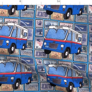 Puede incluir: Un patrón repetido de camiones de correo vintage azules y blancos sobre un fondo azul. Los camiones están rodeados de sellos postales con varias imágenes y texto. El texto en los sellos incluye "US Mail 5c" y "Homemakers".