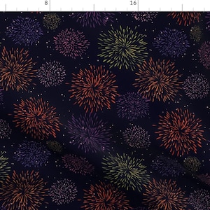 Puede incluir: Un patrón sin costuras que presenta fuegos artificiales coloridos explotando sobre un fondo azul oscuro. Los fuegos artificiales están en tonos de rojo, naranja, amarillo, morado y blanco.