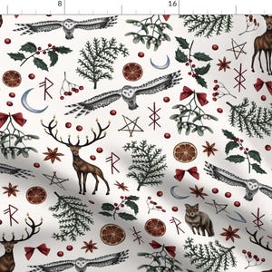 Könnte beinhalten: Ein weißer Hintergrund mit einem sich wiederholenden Muster aus verschiedenen Symbolen der Wintersonnenwende. Das Muster enthält Eulen, Hirsche, Wölfe, Sterne, Monde und andere Symbole. Die Farben sind hauptsächlich Weiß, Braun, Rot und Grün.