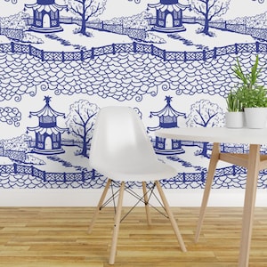 Carta da parati Pagoda - Cloud Pagoda Cobalt di Danika Herrick - Carta da parati autoadesiva rimovibile personalizzata, blu e bianca, in rotolo, di Spoonflower