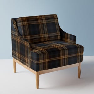 Puede incluir: Un sillón de cuadros con un patrón de cuadros azul oscuro y marrón. La silla tiene patas de madera y un respaldo ligeramente curvado.