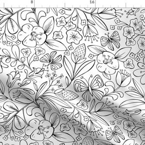 Op de afbeelding: Zwart-wit bloemenpatroon met vlinders. Het ontwerp bevat gestileerde bloemen, bladeren en vlinders in een herhalend patroon.