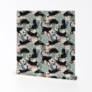 猫の壁紙 - Boszorka による蝶の庭にいる黒猫 - Spoonflower による子供用子猫の花柄の剥がせる粘着壁紙ロール