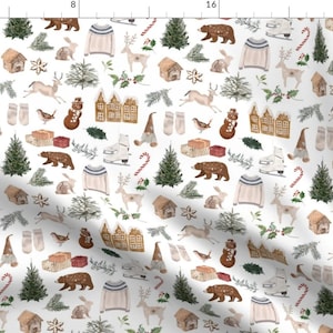 Pode incluir: Tecido branco com um padrão repetido de ilustrações com tema de inverno. O design inclui ursos, veados, casas, camisolas, bonecos de neve, patins de gelo e árvores de Natal. As ilustrações são em tons de castanho, verde e branco.