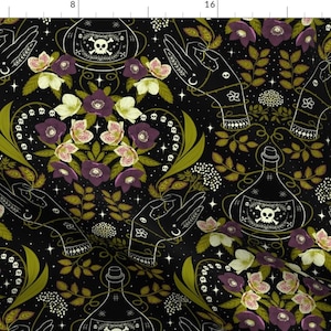 Può includere: Tessuto nero con un motivo ripetuto di mani bianche, fiori e bottiglie di pozione con teschi. Il design include elementi floreali viola, crema e verdi, con stelle e lune crescenti.