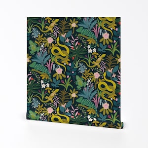 Peut inclure: Un fond vert foncé avec un motif répétitif de serpents jaunes, de lézards verts et de fleurs roses et blanches. Le motif est un design fantaisiste et coloré.