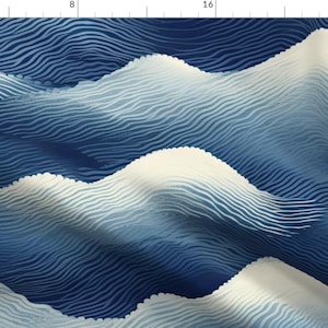 Puede incluir: Patrón abstracto de ondas azules y blancas, creando un efecto de capas. El patrón recuerda a una cordillera o a las olas del océano.