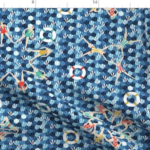 Puede incluir: Una tela de patrón azul y blanco con un diseño repetitivo de nadadores en varias poses, salvavidas y conchas estilizadas. La tela es perfecta para crear proyectos únicos y elegantes.