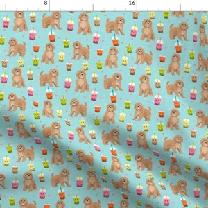 Puede incluir: Un patrón sin costuras que presenta un perro doodle marrón claro con una taza de té boba rosa, verde y azul sobre un fondo azul claro.