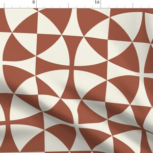 Könnte beinhalten: Ein nahtloses Muster mit einem geometrischen Design mit abwechselnd braunen und weißen, geschwungenen Formen. Das Muster besteht aus sich wiederholenden Quadraten mit einer Kreuzform in der Mitte.