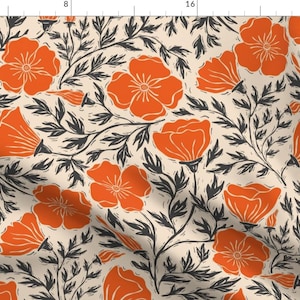 Könnte beinhalten: Stoff mit sich wiederholendem Blumenmuster. Das Design zeigt große orangefarbene Mohnblumen und kleinere Knospen mit dunkelgrauen Stielen und Blättern auf cremefarbenem Hintergrund. Geeignet für verschiedene Nähprojekte.