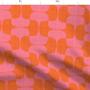 Könnte beinhalten: Ein sich wiederholendes Muster aus orangefarbenen und rosafarbenen geschwungenen Formen. Das Muster befindet sich auf einem Stoff mit einer dezenten Textur.