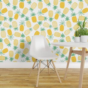 Carta da parati con ananas - Stampa ananas piccola di Shelbyallison - Carta da parati autoadesiva rimovibile personalizzata di colore giallo, in rotolo, di Spoonflower