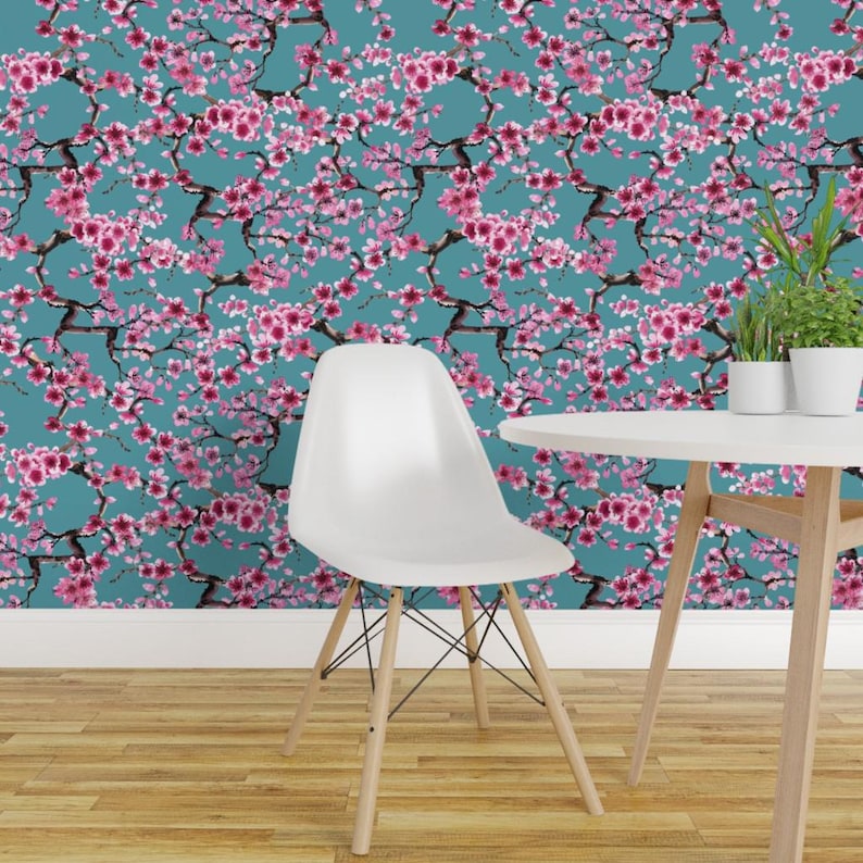 Japońska tapeta – Sakura Turquoise autorstwa Sveta Aho – Duża rolka samoprzylepnej tapety z motywem kwitnącej wiśni, zdejmowana, z motywem sadu, autorstwa Spoonflower zdjęcie 1