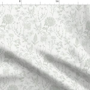 Könnte beinhalten: Ein weißer Stoff mit einem sich wiederholenden Muster aus grauen botanischen Illustrationen. Das Muster umfasst Blumen, Blätter und Stängel.