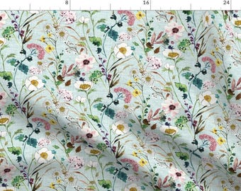 Puede incluir: Un patrón sin costuras que presenta un diseño de acuarela de varias flores y follaje en tonos de rosa, blanco, amarillo, verde y azul sobre un fondo azul claro.